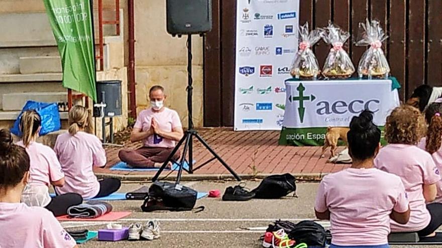 Actividad de yoga solidario organizada por la AECC de Benavente.