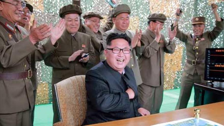 Kim Jong-un celebra el lanzamiento del misil Hwasong-10.