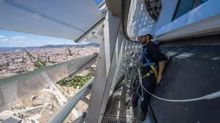 Así es trabajar en el exterior de un rascacielos como la Torre Glòries: “No puede salir cualquier persona'