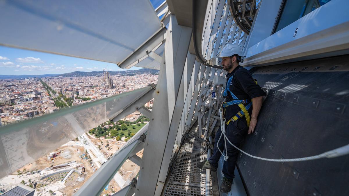 Trabajador realizando gestiones de mantenimiento en la Torre Glòries