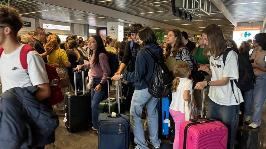 Llegada de los pasajeros que sufrieron el cierre del aeropuerto de Gran Canaria