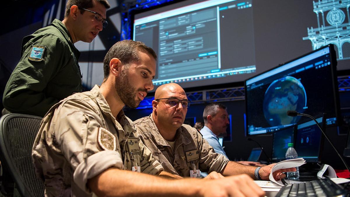 Militares del Ejército del Aire en el Centro de Operaciones de Vigilancia Espacial, en la base de Torrejón (Madrid).