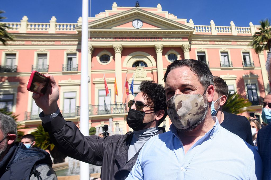 La plaza de la Catedral de Murcia se abarrota para recibir a Abascal