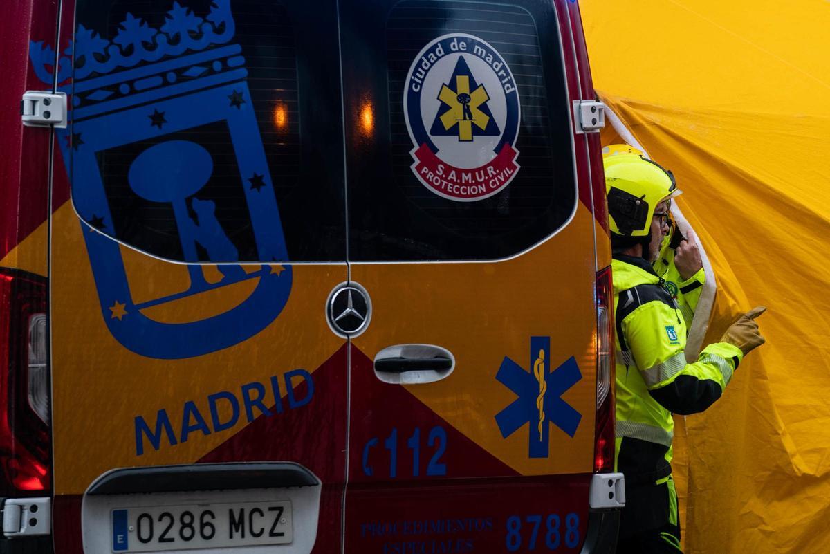 Archivo - Un vehículo y una carpa del SAMUR