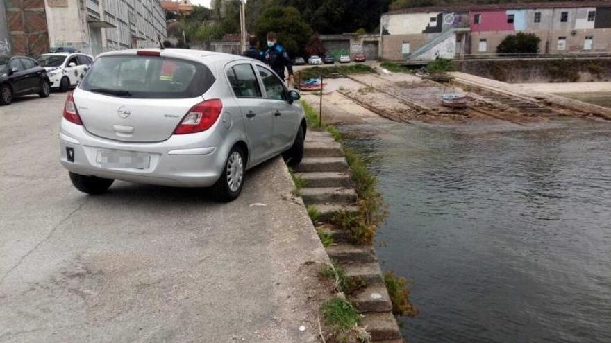 Una furgoneta vuelca en Coiro y un turismo, a punto de despeñarse en el muelle de Massó