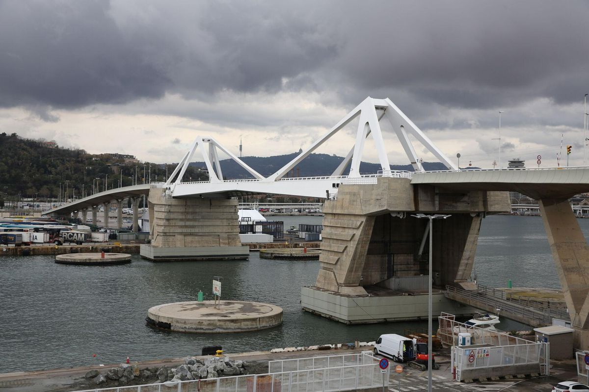BARCELONA 26/03/2024 Internacional. Imágenes del puente Porta de Europa en el puerto de barcelona FOTO de ELISENDA PONS