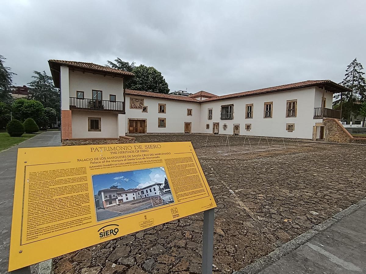 Palacio de los Marqueses de Santa Cruz de Marcenado, en el acceso al edificio por la calle Alcalde Parrondo.