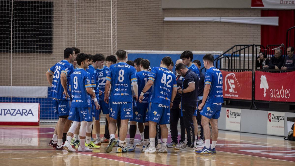 Los jugadores del BM Contazara, durante un tiempo muerto en el Siglo XXI.