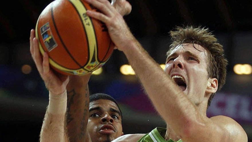 Zoran Dragic entra a canasta ante Edgar Sosa.