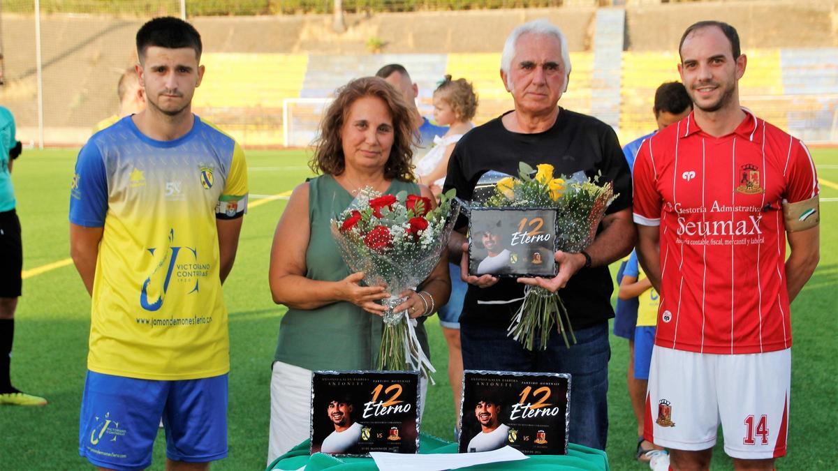 Los capitanes con los progenitores de Antonio Galán Barrena