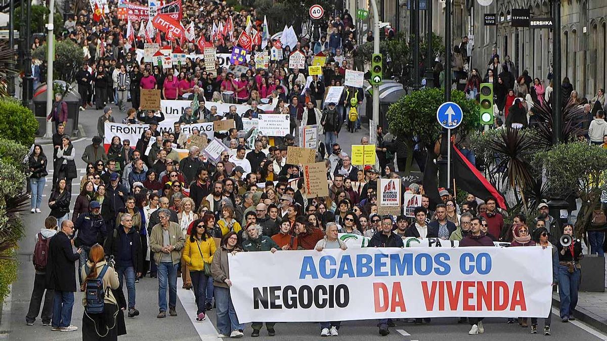 Manifestación en Vigo para pedir la regulación del alquiler y la limitación de la vivienda turística, entre otras demandas. Una de las celebradas en 40 ciudades de toda España.