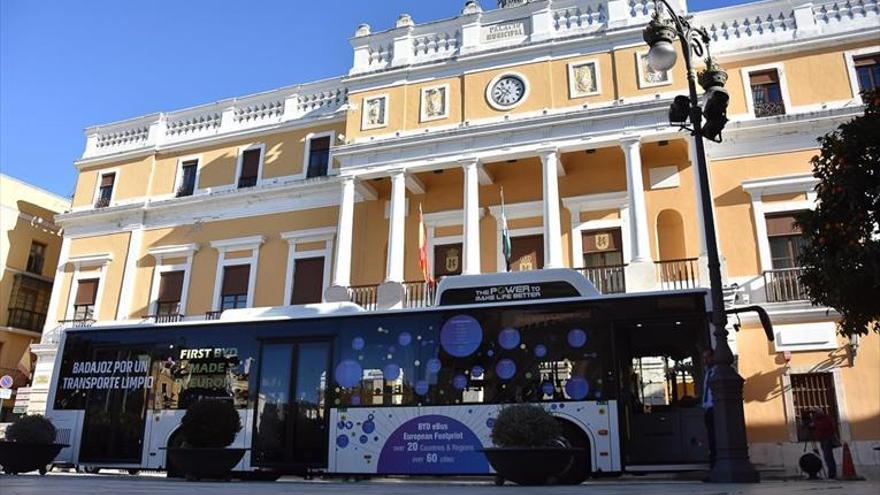 Tubasa incorpora 15 autobuses eléctricos y líneas lanzaderas con microbuses en Badajoz