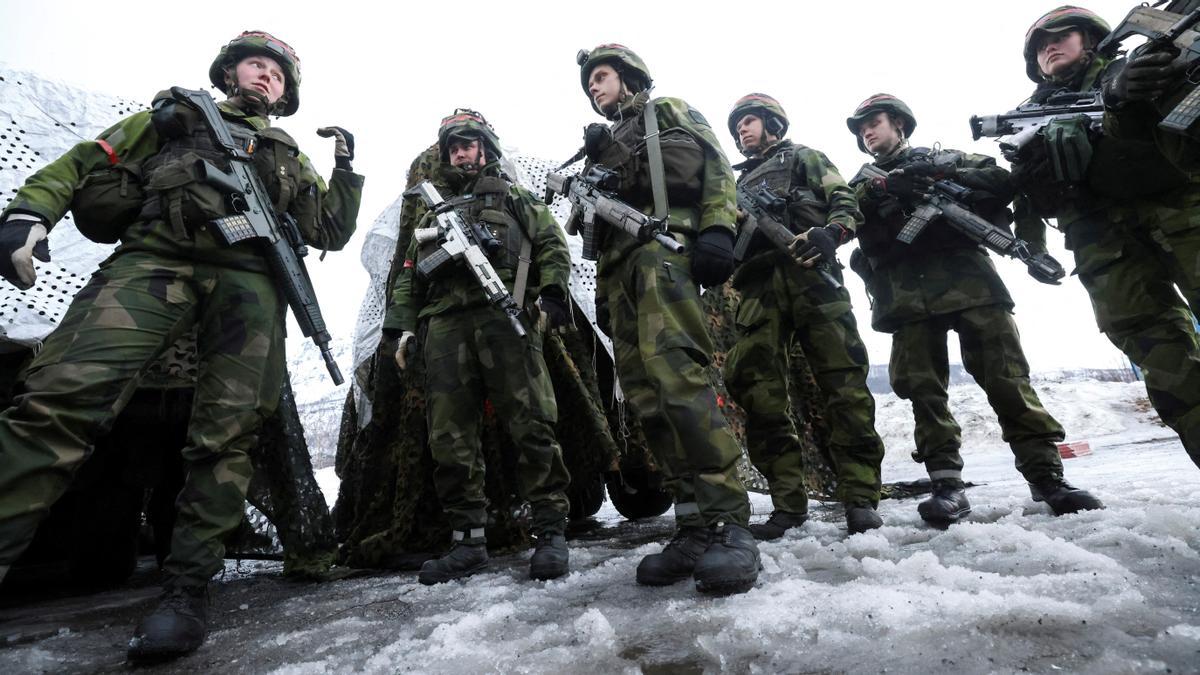 Swedish soldiers take part in a military exercise called &quot;Cold Response 2022&quot;, gathering around 30,000 troops from NATO member countries plus Finland and Sweden, amid Russia's invasion of Ukraine, in Evenes, Norway, March 22, 2022. REUTERS/Yves Herman