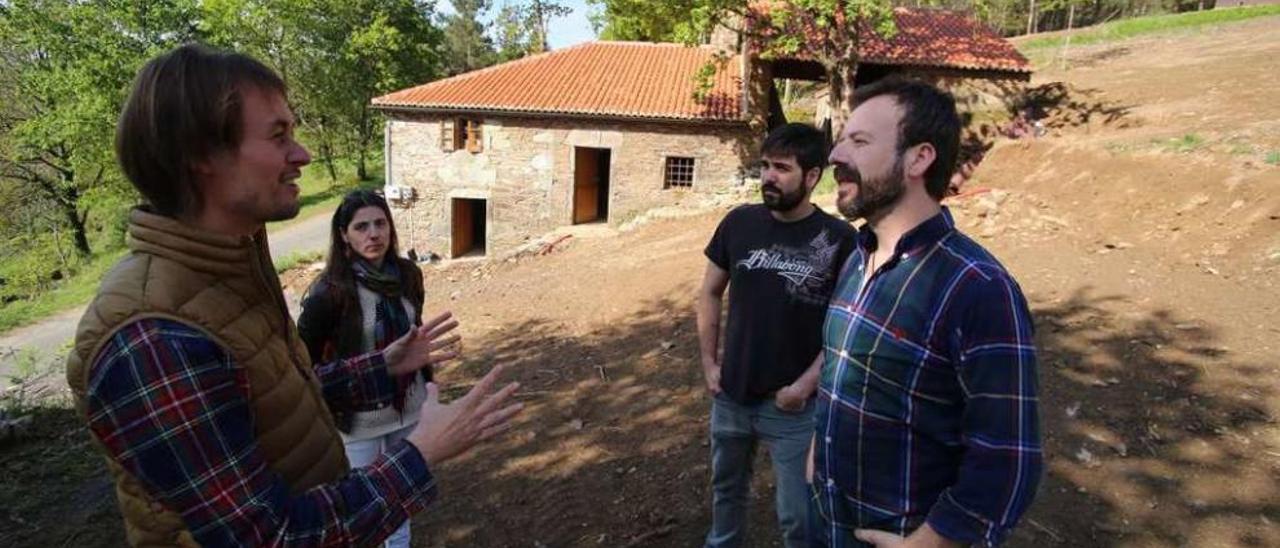 David Sueiro y Nacho Manzano, durante la visita del cocinero a la granja escuela, en abril. // Bernabé/Gutier