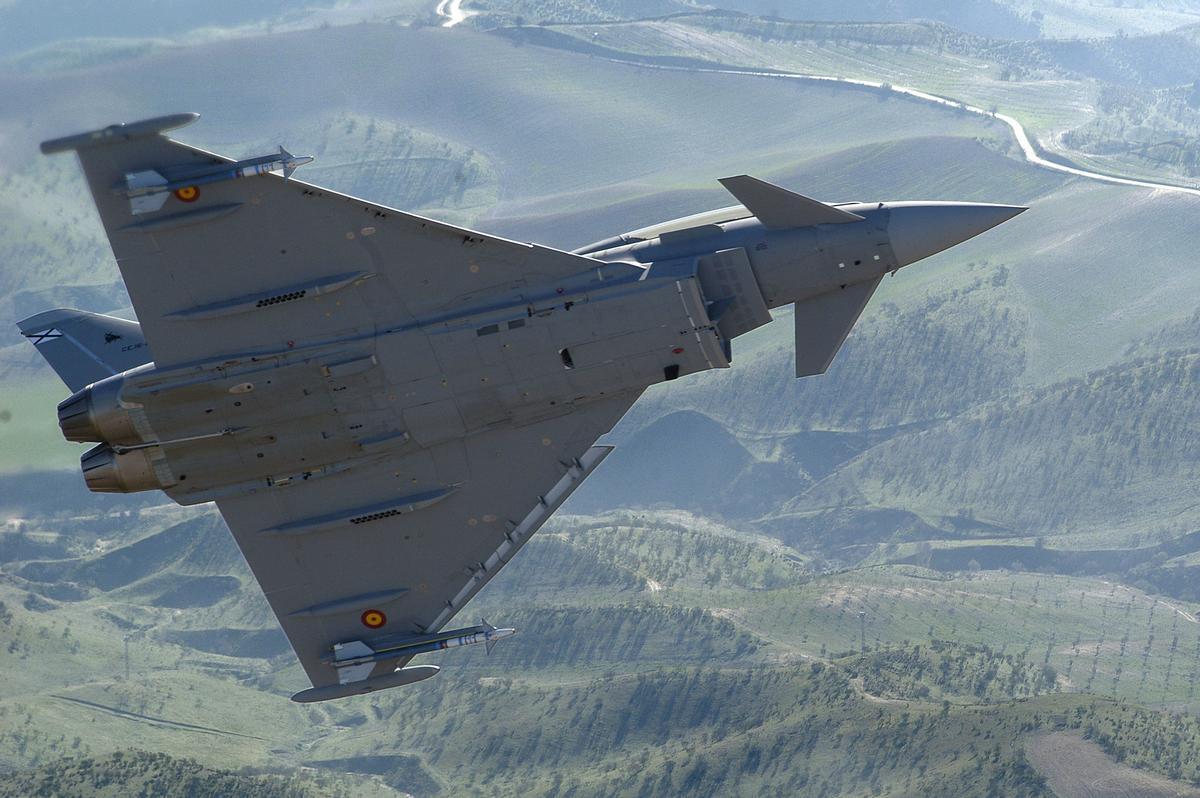 España potencia su fuerza aérea con 45 nuevos cazas Eurofighter, pero tiene aún por resolver su apuesta para la sexta generación de aviones de combate. En la foto, un Eurofighter del Ala 11 del Ejército dle Aire, en vuelo sobre la provincia de Sevilla.