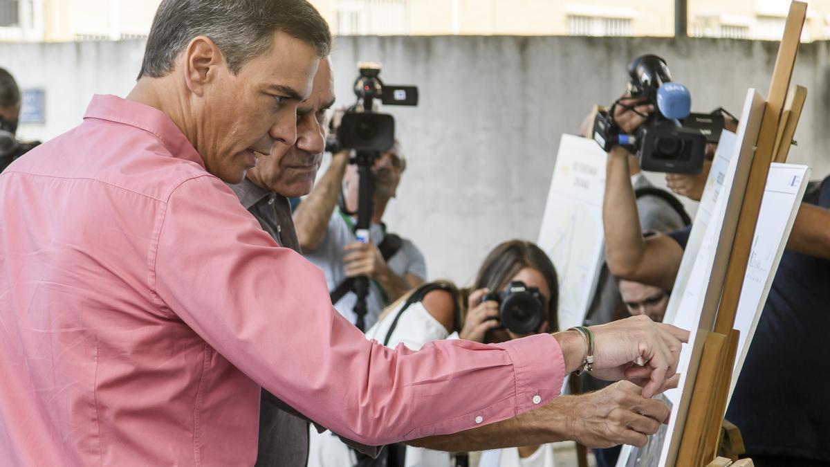 El presidente del Gobierno, Pedro Sánchez, junto al alcalde de Sevilla, Antonio Muñoz.