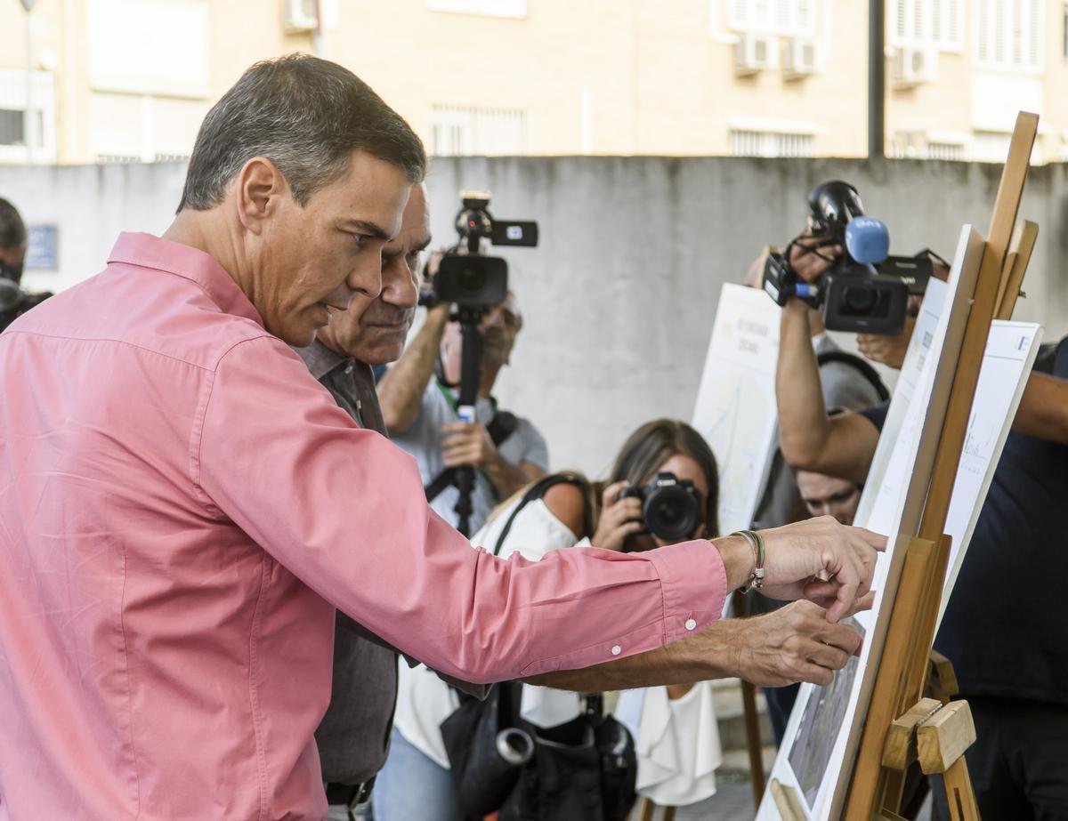 El presidente del Gobierno, Pedro Sánchez, junto al alcalde de Sevilla, Antonio Muñoz.