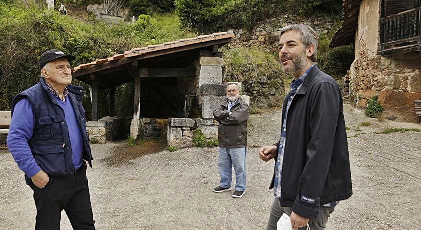 Ismael Álvarez, Chema Siñeriz y Abel Alonso, en La Reguera de Bandujo; al fondo, el lavadero. | Fernando Rodríguez