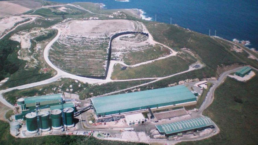 La concesionaria de Nostián, en A Coruña, rechaza pagar las tasas por las obras para sellar los vasos de basura que siguen al aire libre