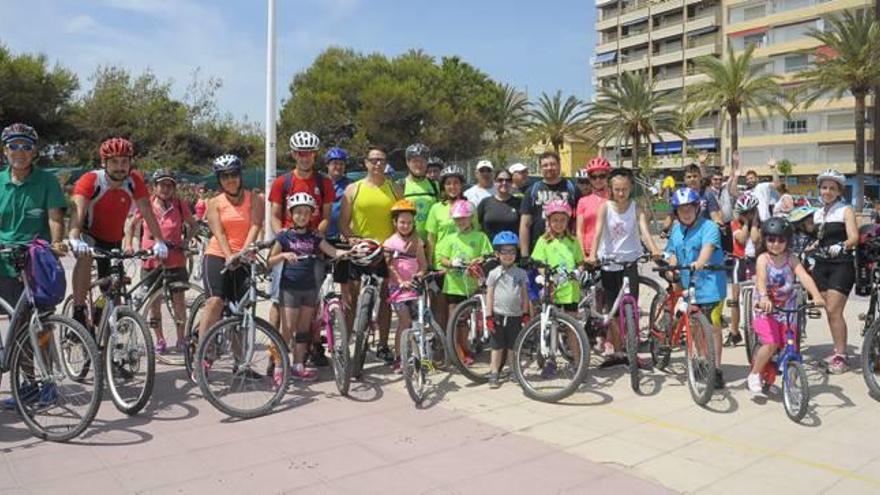 Participantes en el Día de la Bici de Sagunt.