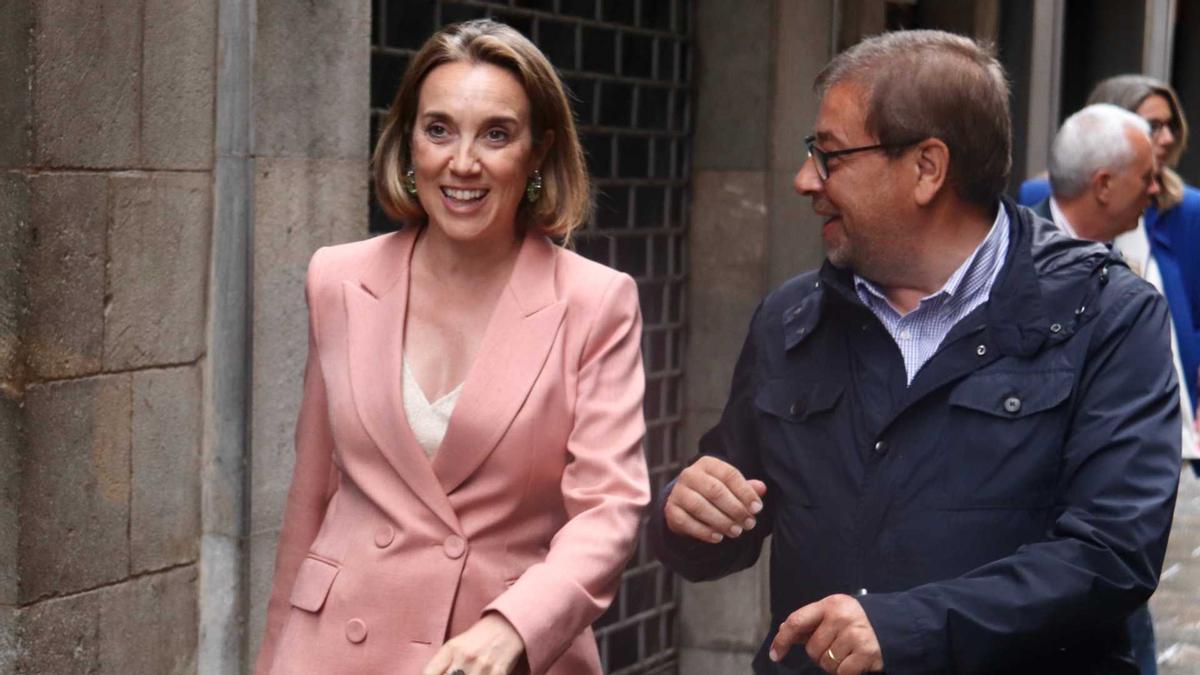 La secretària general del PP, Cuca Gamarra, amb el candidat del partit a Girona, Jaume Veray, passejant pel carrer Ciutadans.