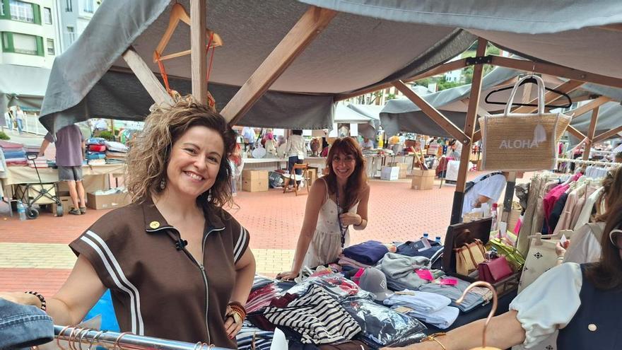 En imágenes: Los comercios de Luarca llenan la plaza Alfonso X El Sabio con sus stocks
