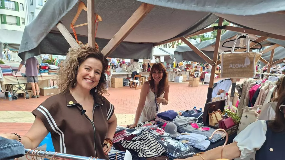 La feria de stocks (con catorce tiendas participantes) llena Luarca: "Estamos alucinando con la acogida"