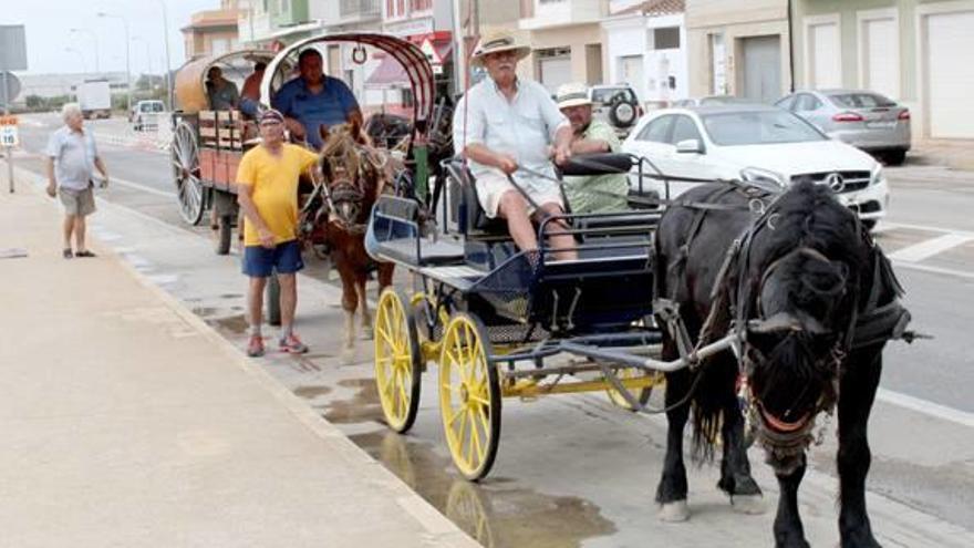 Un peña de Almussafes recupera el transporte en carro