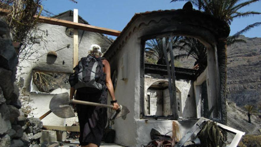 Un afectado por el incendio de La Gomera observa su casa destruida por el fuego. | la provincia/dlp