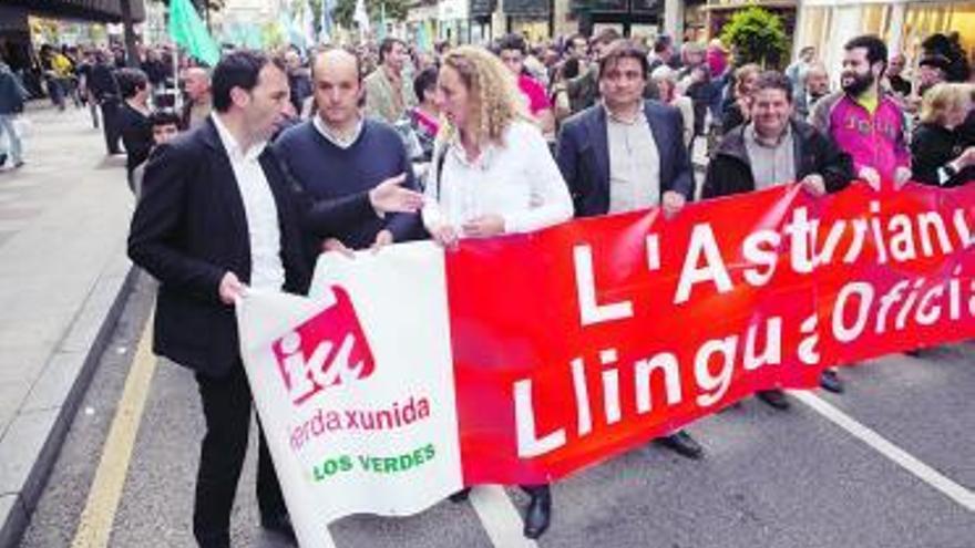 Representantes de IU y Bloque, entre ellos la consejera Noemí Martín y Alejandro Suárez. A la derecha, la manifestación. miki lópez