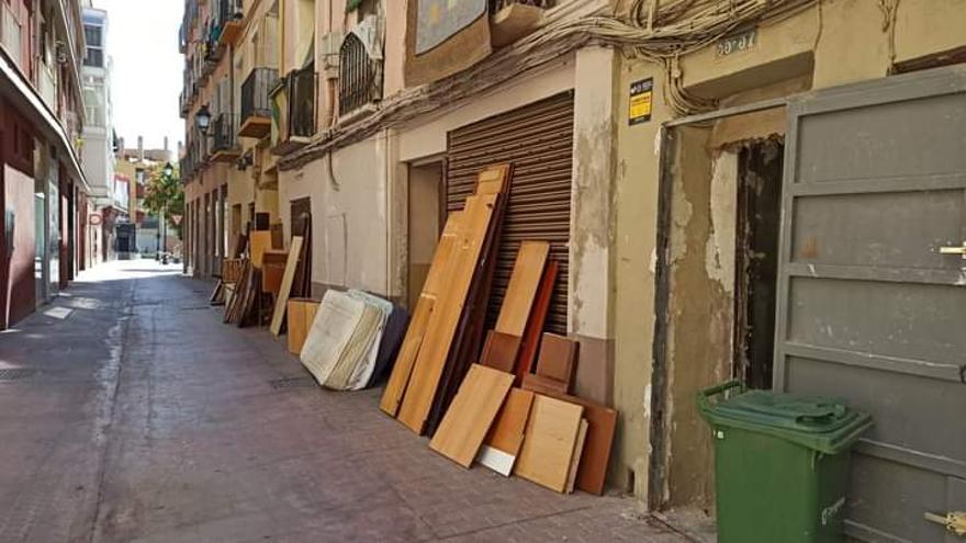 Muebles abandonados en la calle Las Armas.