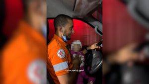 Un paramédico conduce una ambulancia mientras intenta reanimar a un bebé en Gaza