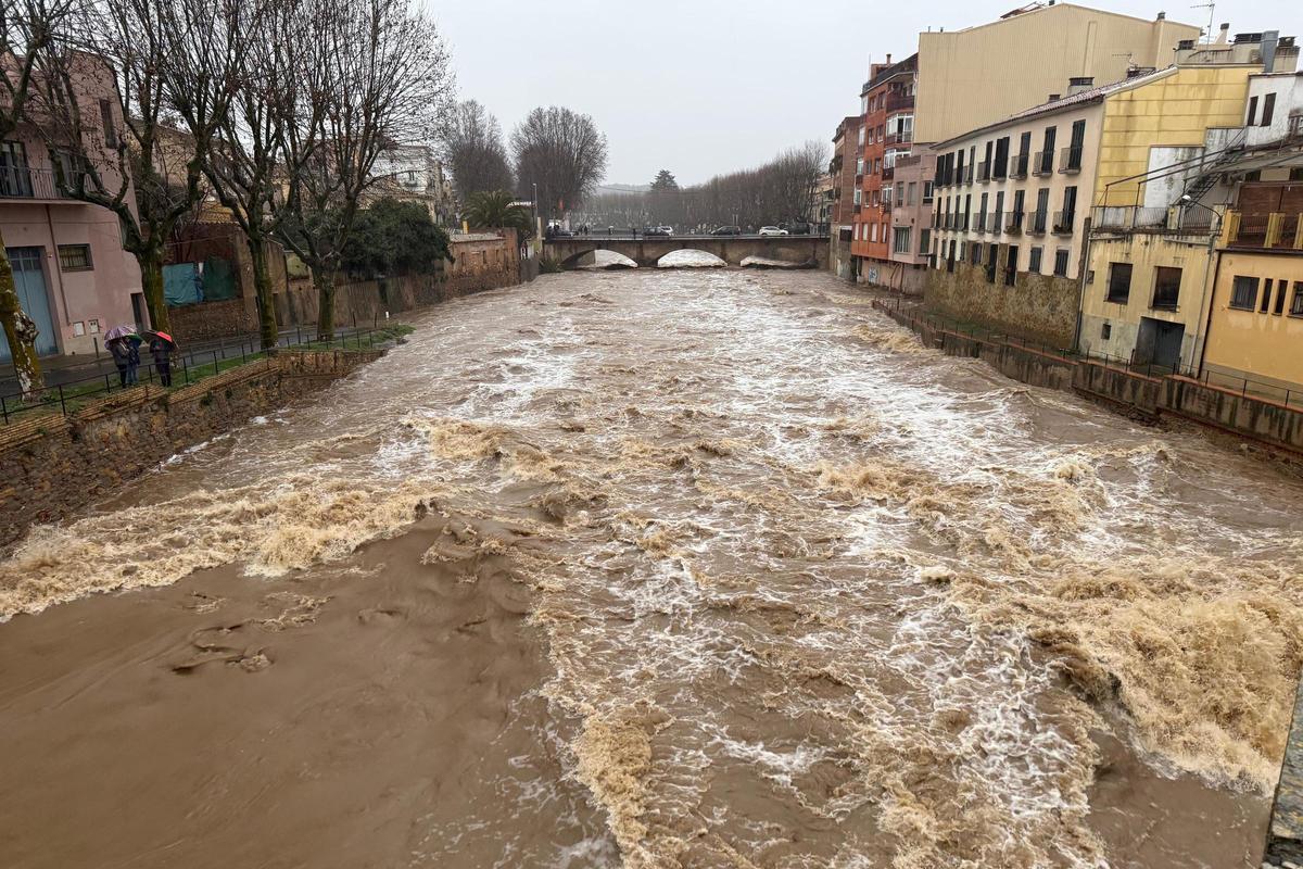 Imatge del riu Daró a la Bisbal ple d'aigua