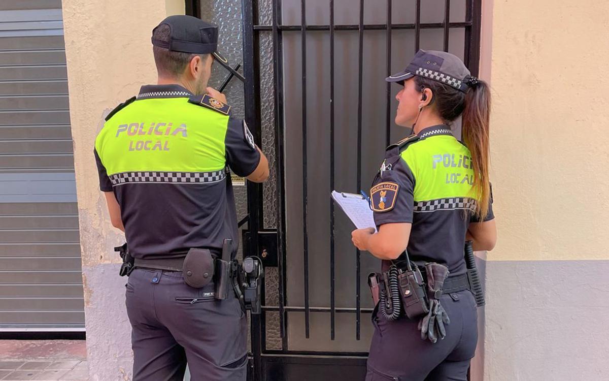 Los policías locales revisan un patio.