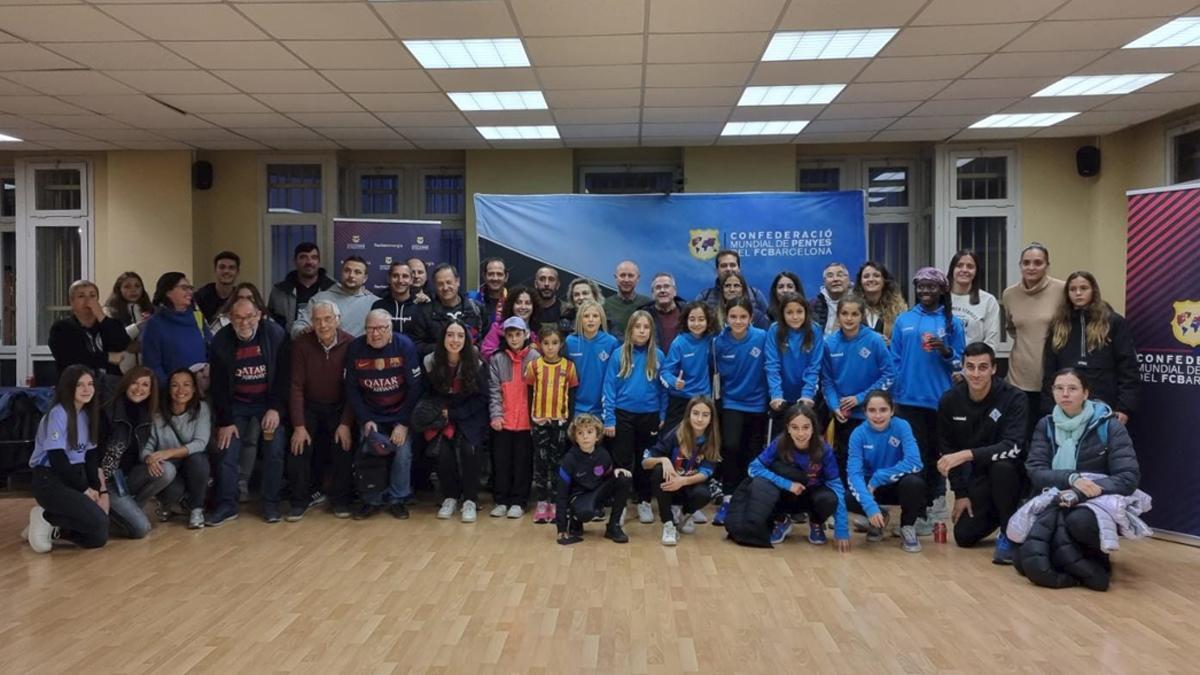 Peñistas comparten la previa de un partido en el Camp Nou