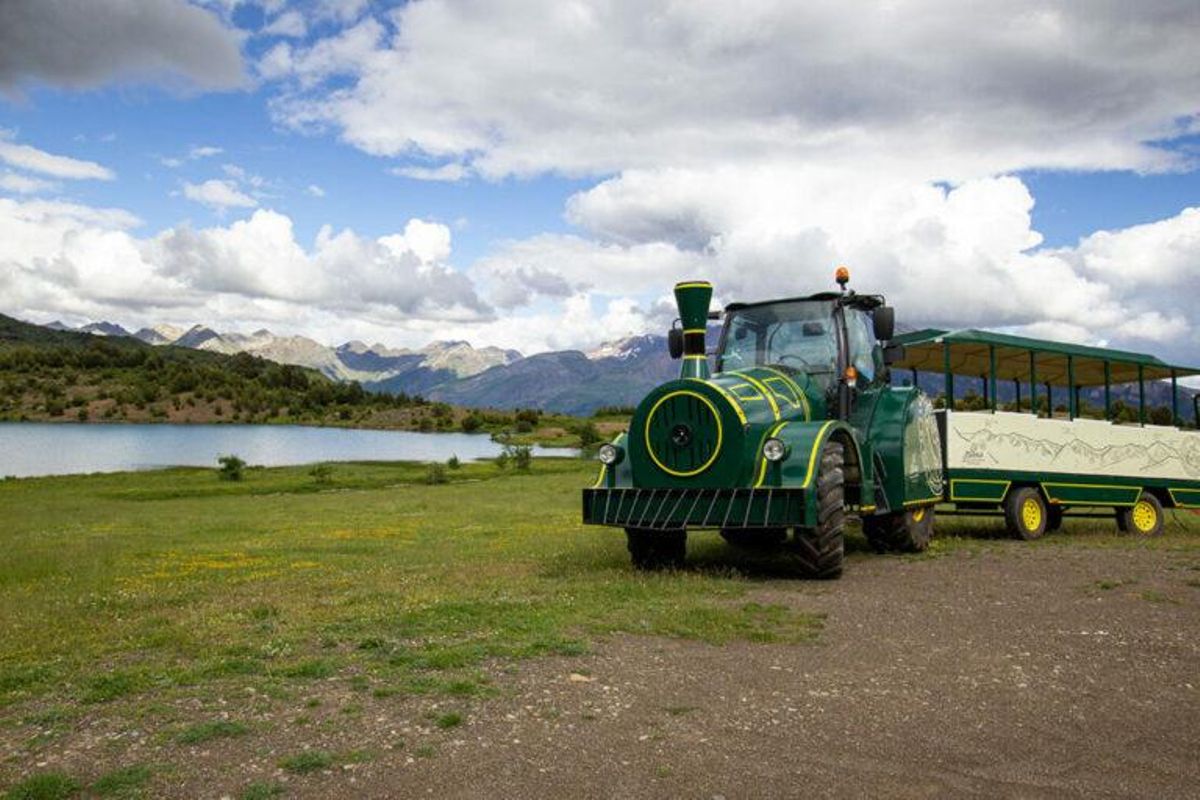 Tren de Tramacastill de Tena en su llegada al ibón de Paúles