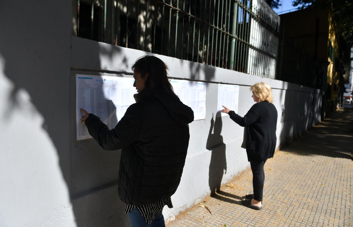 Abren los centros de votación para la segunda vuelta de las presidenciales en Argentina