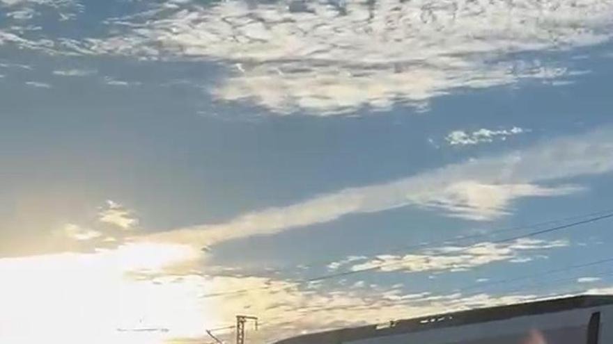 Los viajeros hacen una cadena humana para rescatar sus maletas.