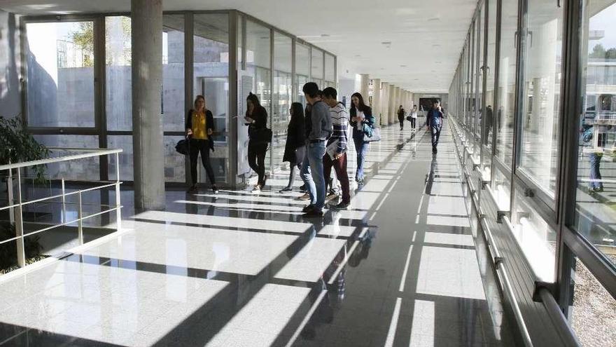 Docentes y estudiantes en el campus universitario de Vigo. // A. Villar