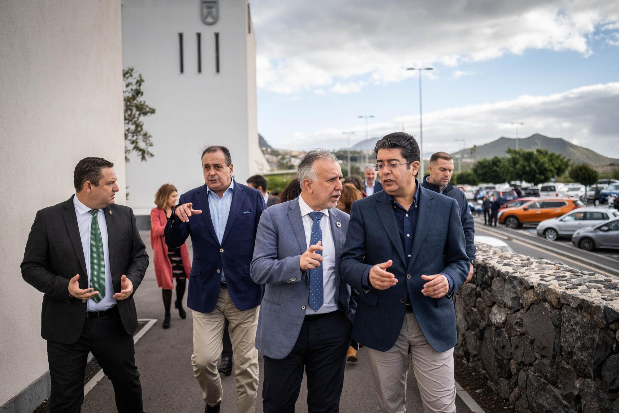 Torres y Martín visitan al Hospital del Sur