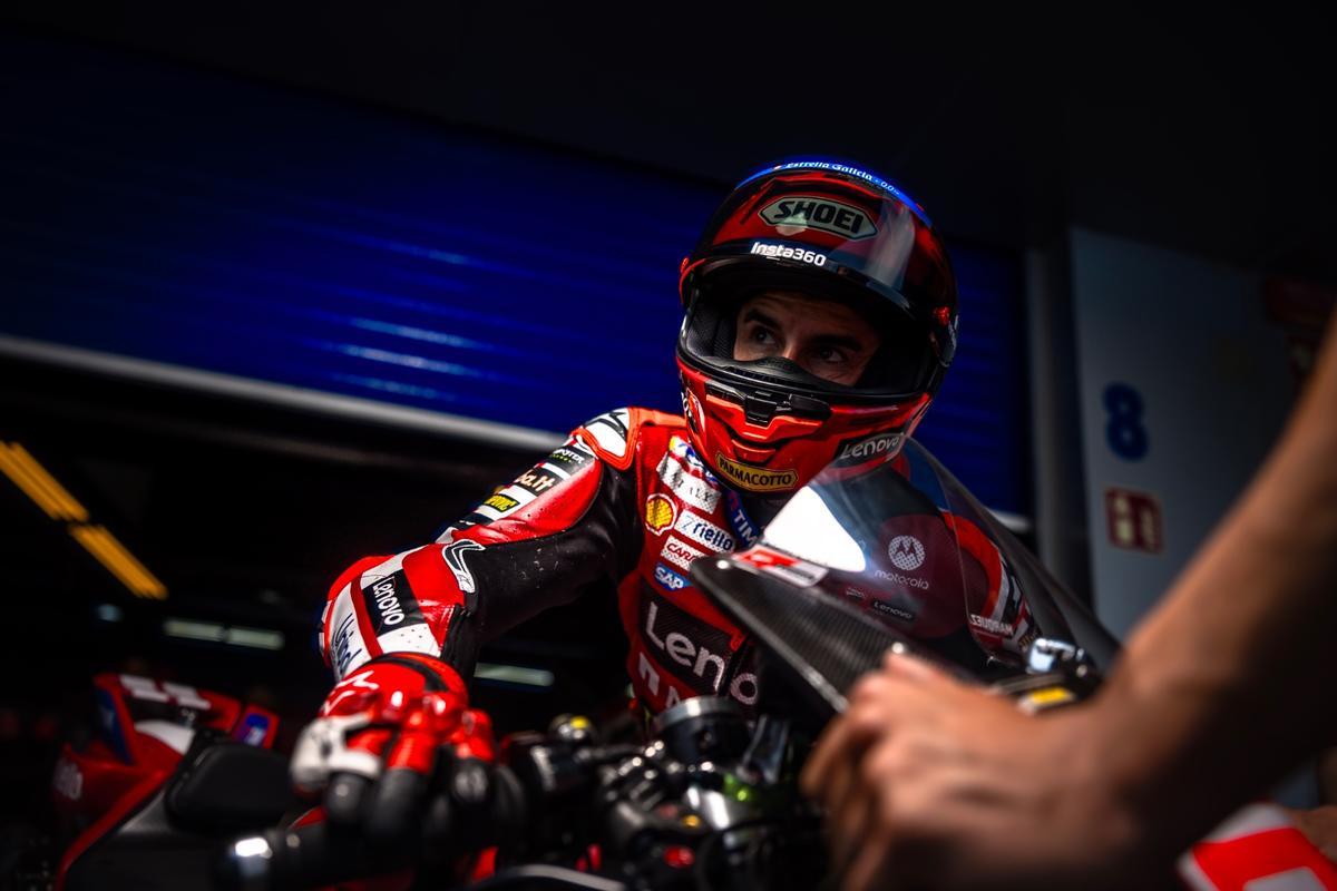 Marc Márquez sale con su Ducati a la pista de Le Mans.
