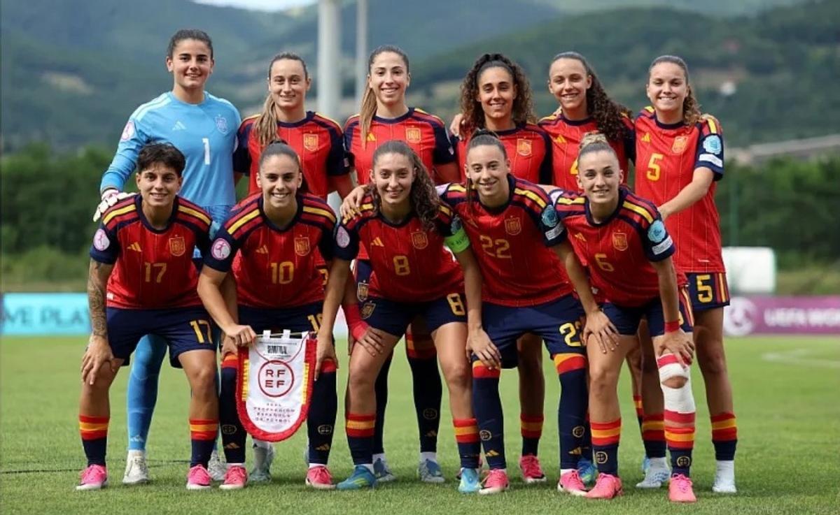 Alba Cerrato, segunda izquierda de pie.