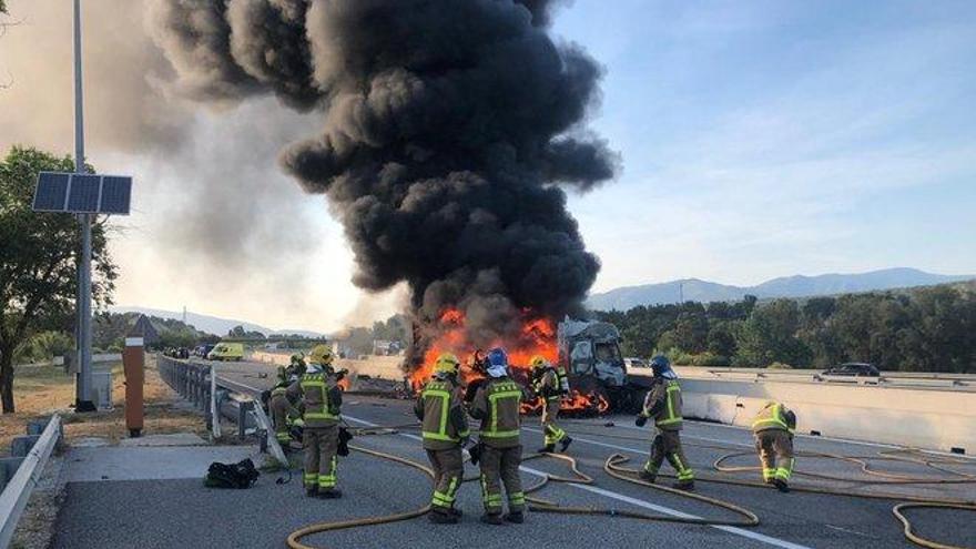 Muere el conductor de un camión en la AP-7 en Capmany (Gerona)