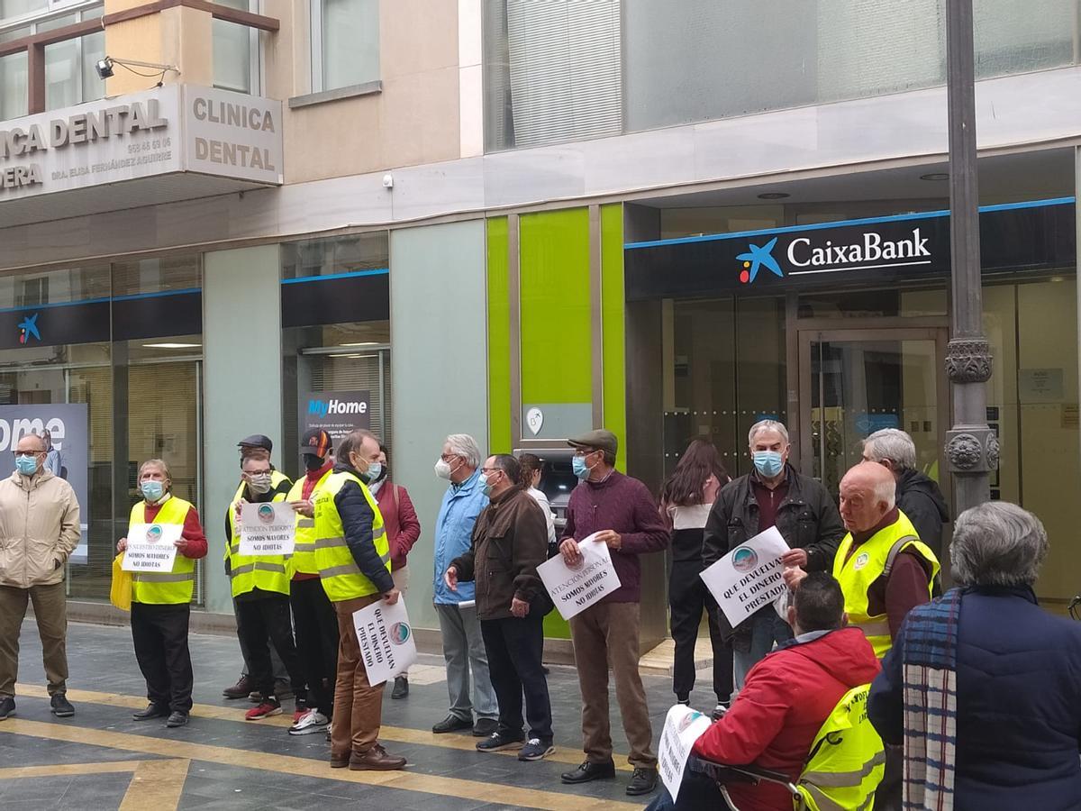 Los ‘Yayoflautas’ con pancartas en la Corredera, este viernes.