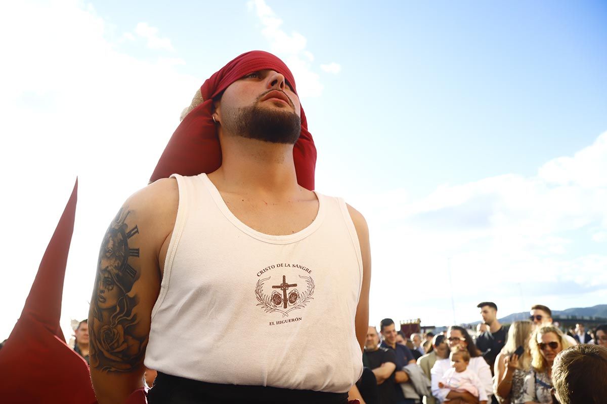 La procesión del Cristo de la Sangre del Higuerón, en imágenes