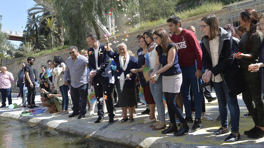 Un momento del lanzamiento de pétalos al río