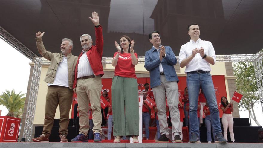 Desde la izquierda, Ángel Víctor Torres, José Miguel Fraga, Nira Fierro, Pedro Martín y Héctor Gómez, ayer en Adeje.