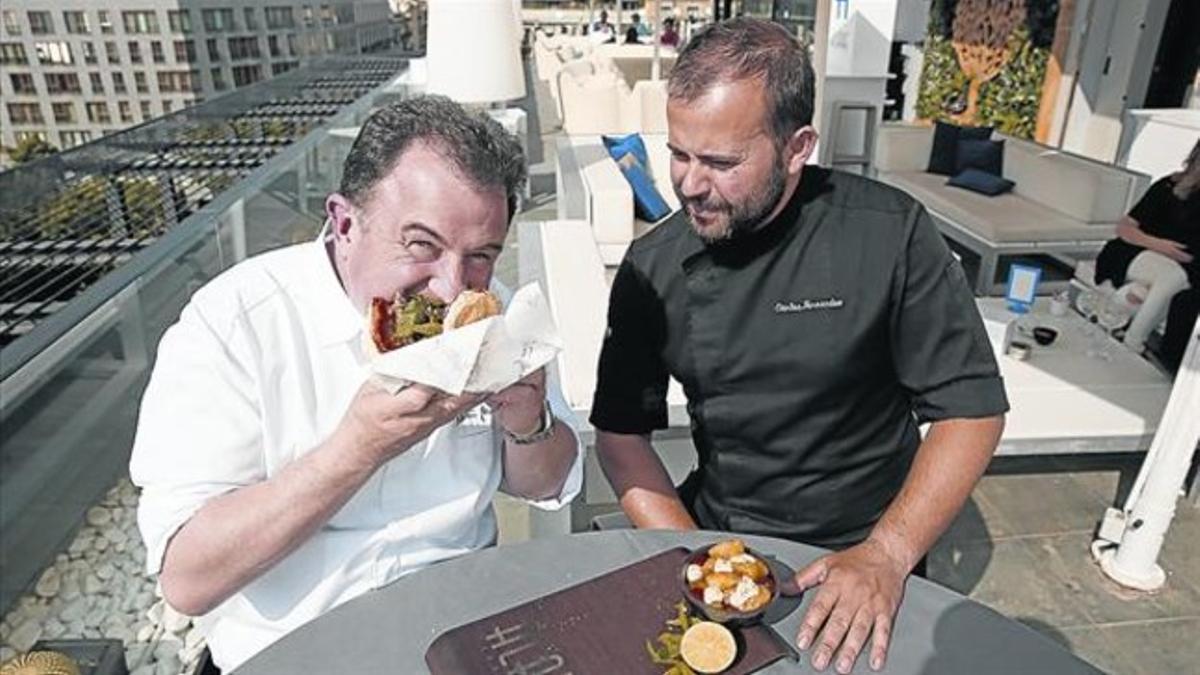 Martín Berasategui se zampa una hamburguesa en Alaire, terraza del Condes de Barcelona, ante Carlos Fernández, chef ejecutivo del hotel.