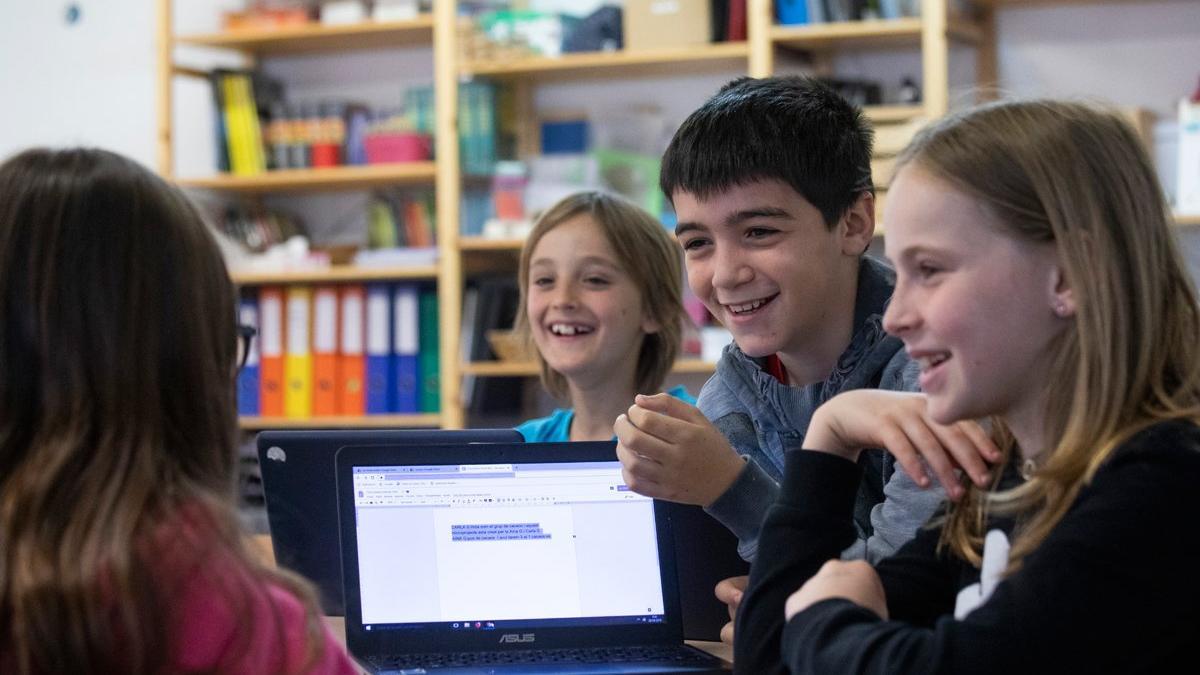 Alumnos de primaria en una clase práctica