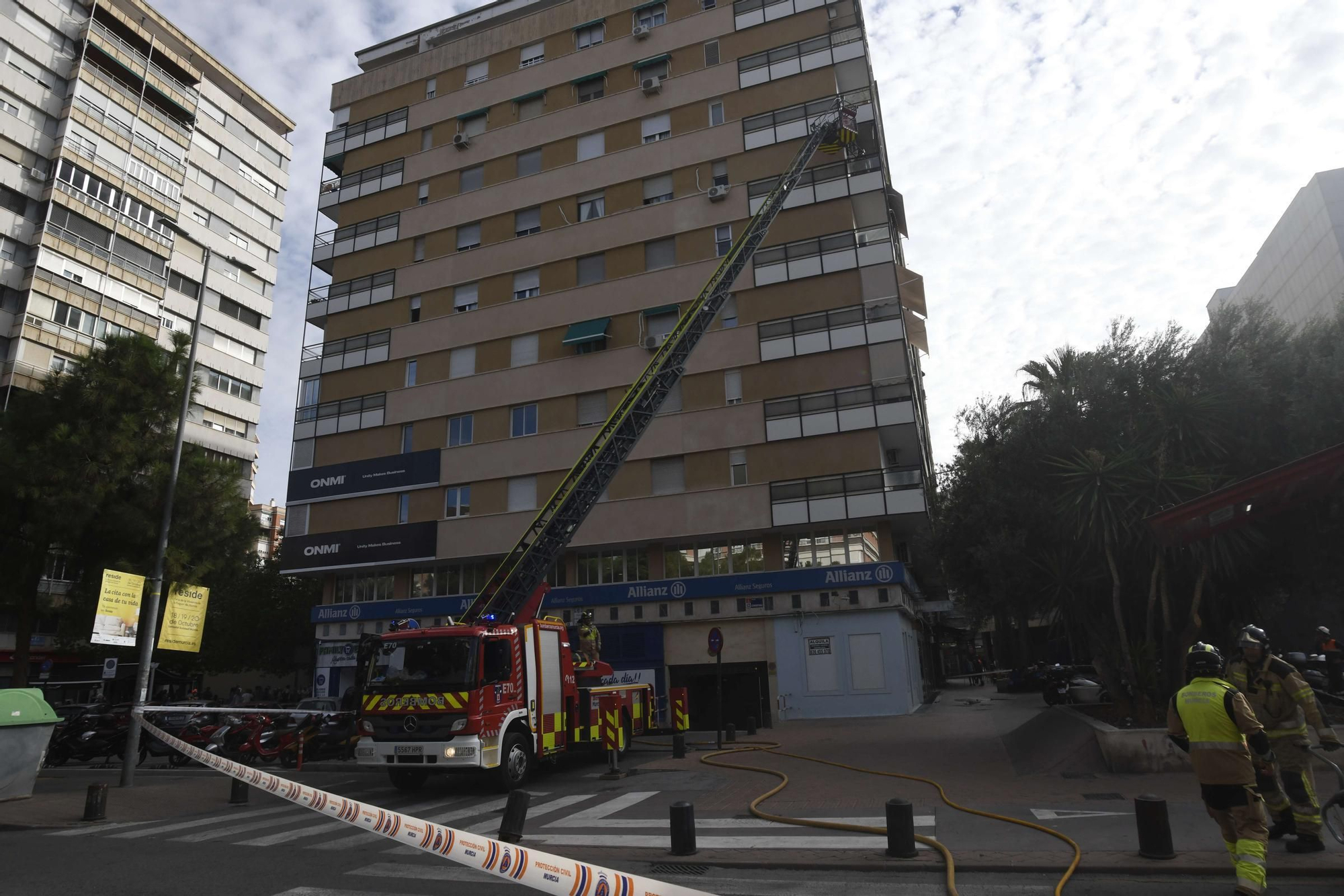El incendio de un edificio en la Plaza Condestable, en imágenes